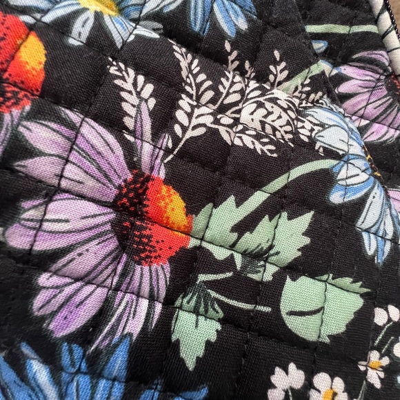 Vera Bradley- Evie Crossbody in Daisies - Picture 9 of 16